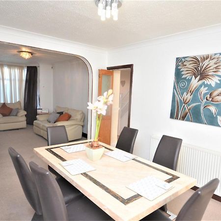 London Deluxe 3 Bedroom House With Parking Space Dagenham Eksteriør bilde