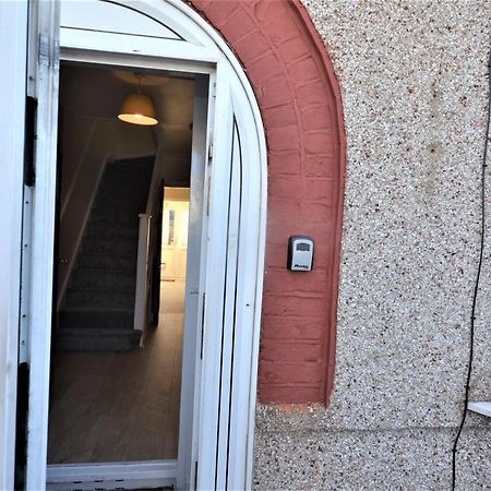 London Deluxe 3 Bedroom House With Parking Space Dagenham Eksteriør bilde