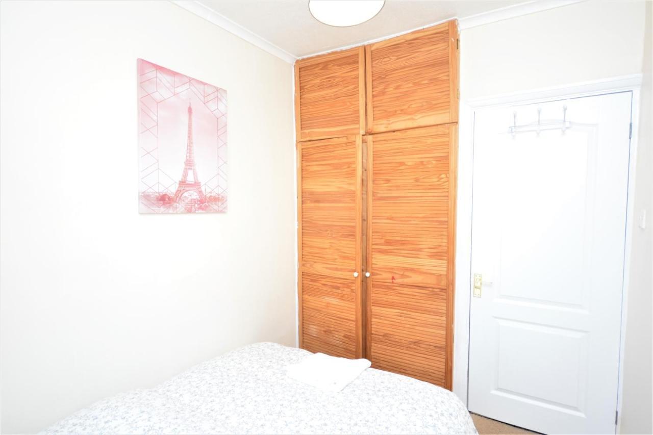 London Deluxe 3 Bedroom House With Parking Space Dagenham Eksteriør bilde