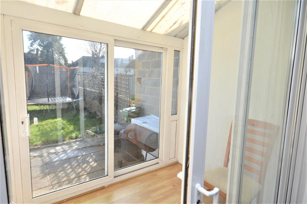 London Deluxe 3 Bedroom House With Parking Space Dagenham Eksteriør bilde