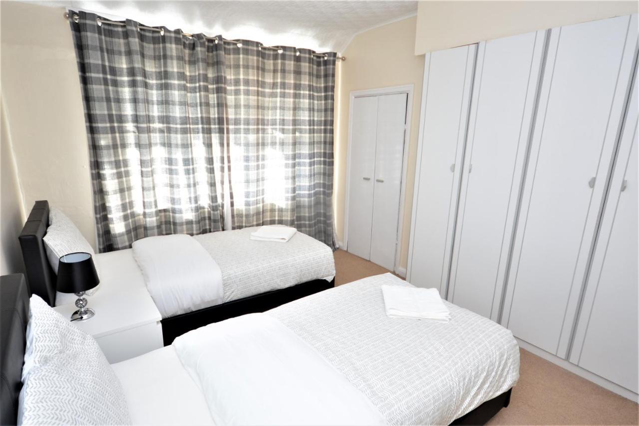 London Deluxe 3 Bedroom House With Parking Space Dagenham Eksteriør bilde