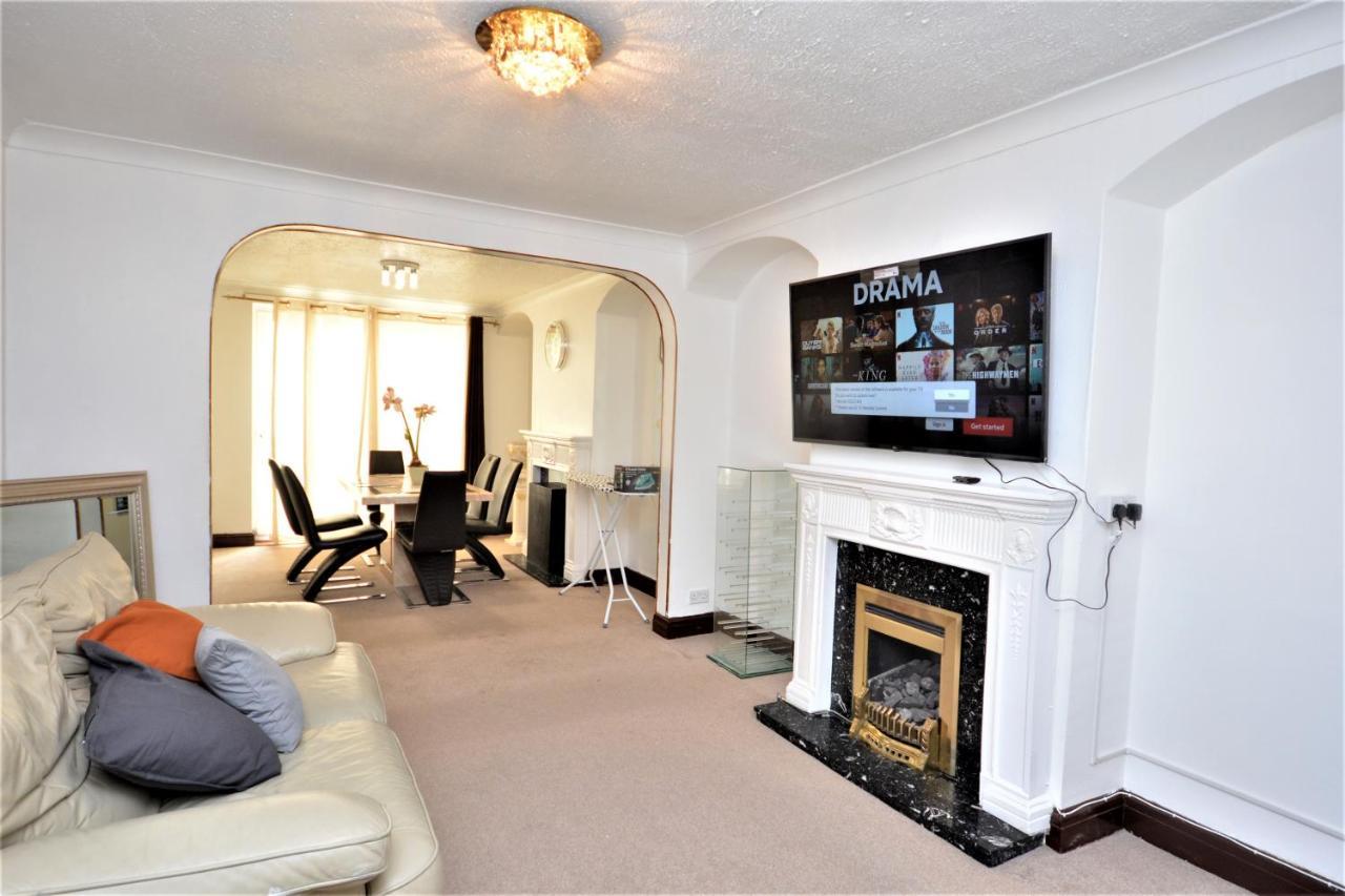 London Deluxe 3 Bedroom House With Parking Space Dagenham Eksteriør bilde