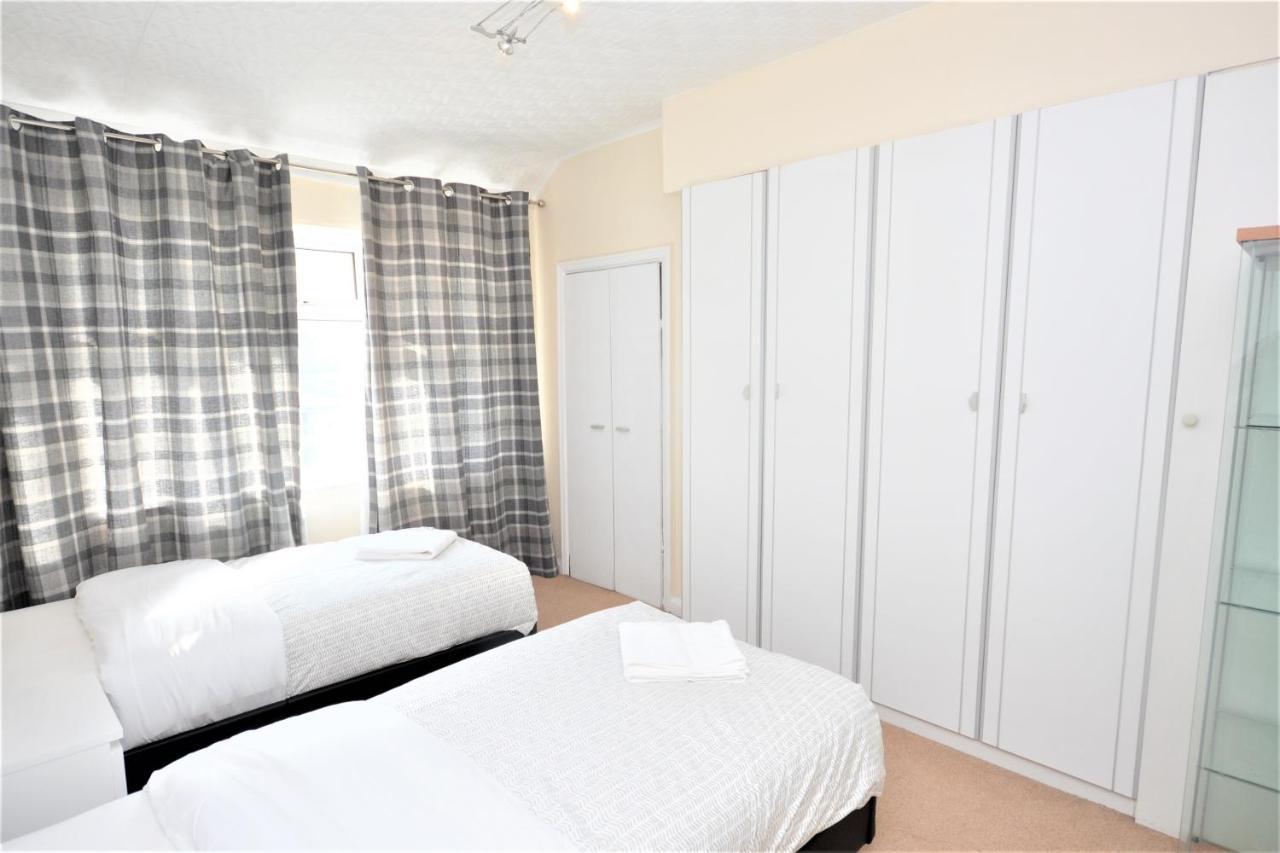 London Deluxe 3 Bedroom House With Parking Space Dagenham Eksteriør bilde