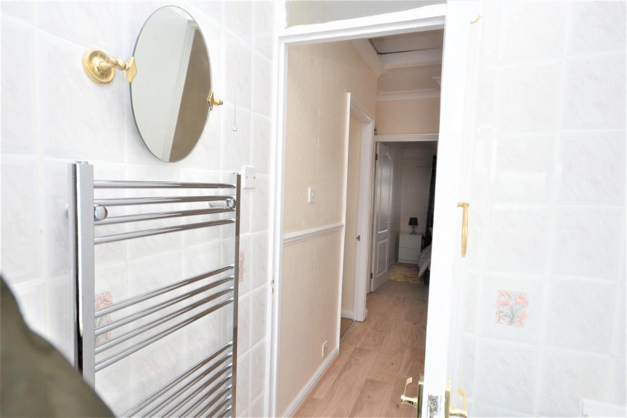 London Deluxe 3 Bedroom House With Parking Space Dagenham Eksteriør bilde