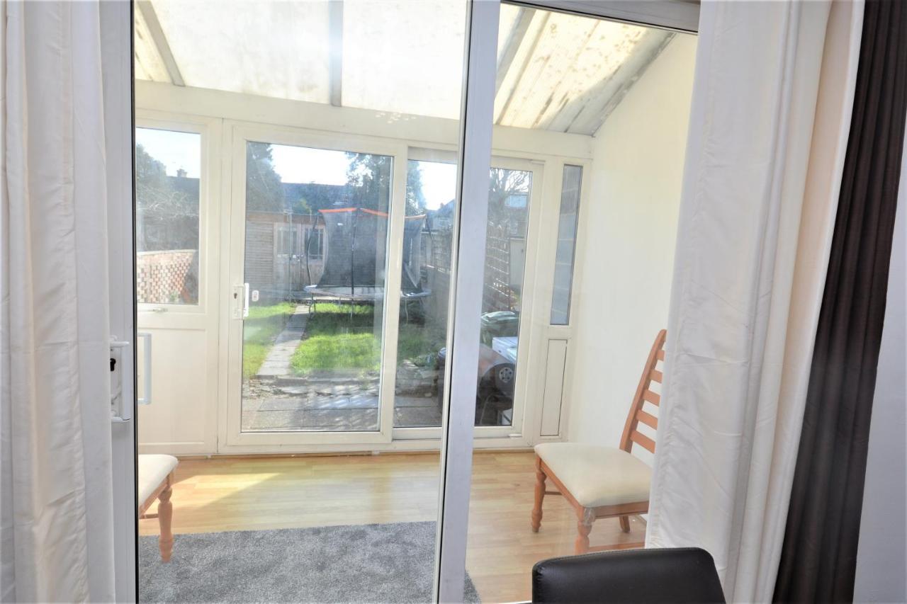London Deluxe 3 Bedroom House With Parking Space Dagenham Eksteriør bilde