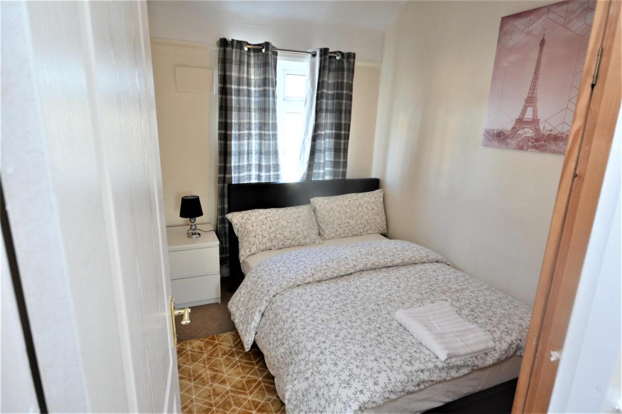 London Deluxe 3 Bedroom House With Parking Space Dagenham Eksteriør bilde