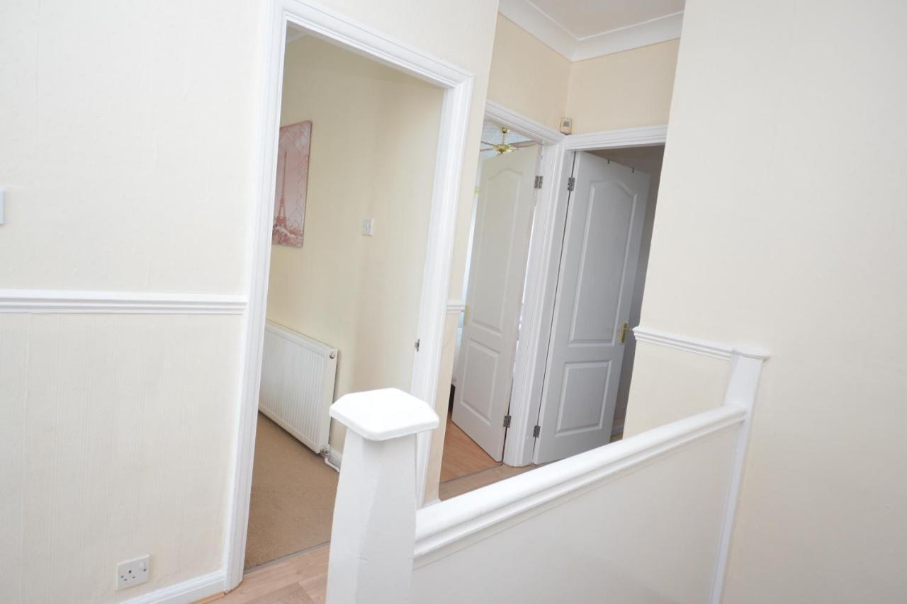 London Deluxe 3 Bedroom House With Parking Space Dagenham Eksteriør bilde