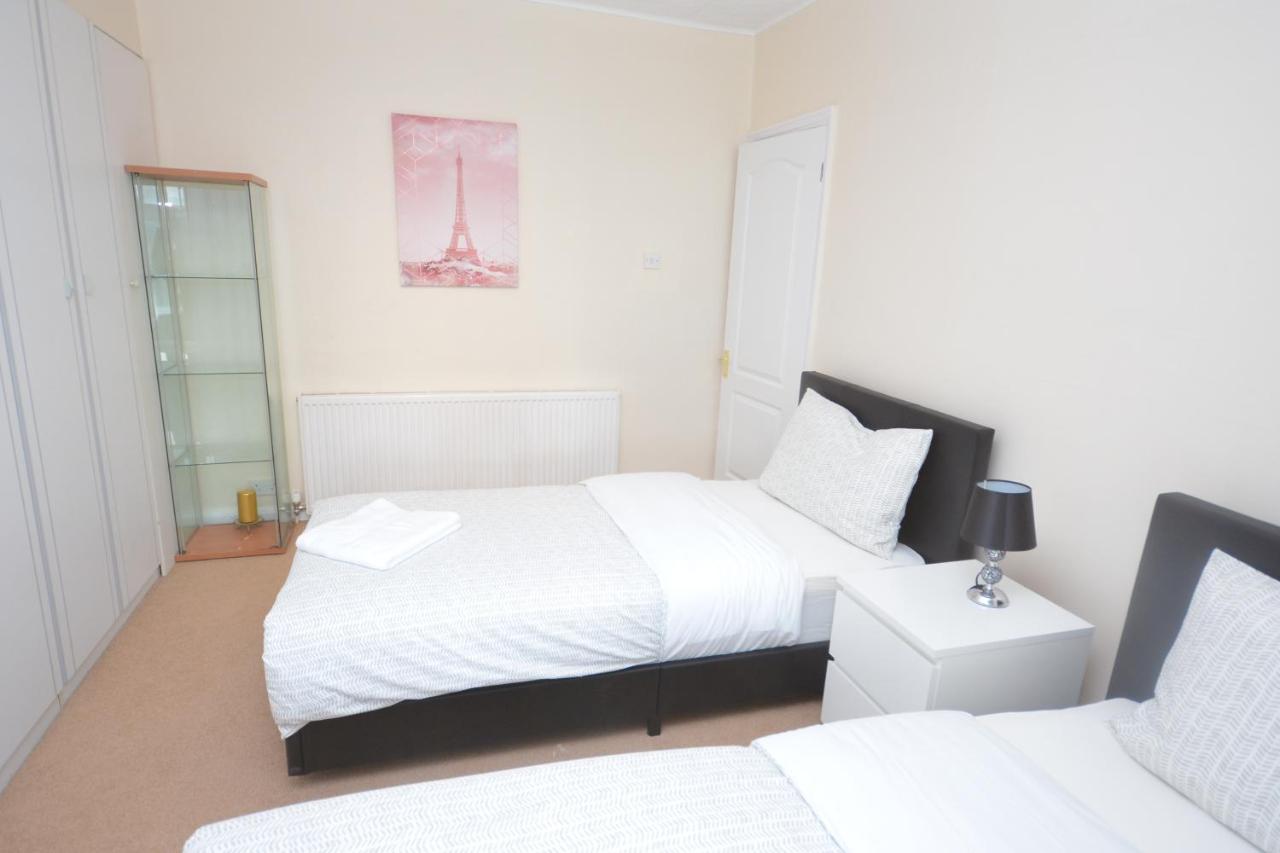 London Deluxe 3 Bedroom House With Parking Space Dagenham Eksteriør bilde