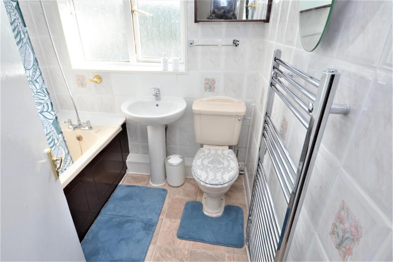 London Deluxe 3 Bedroom House With Parking Space Dagenham Eksteriør bilde