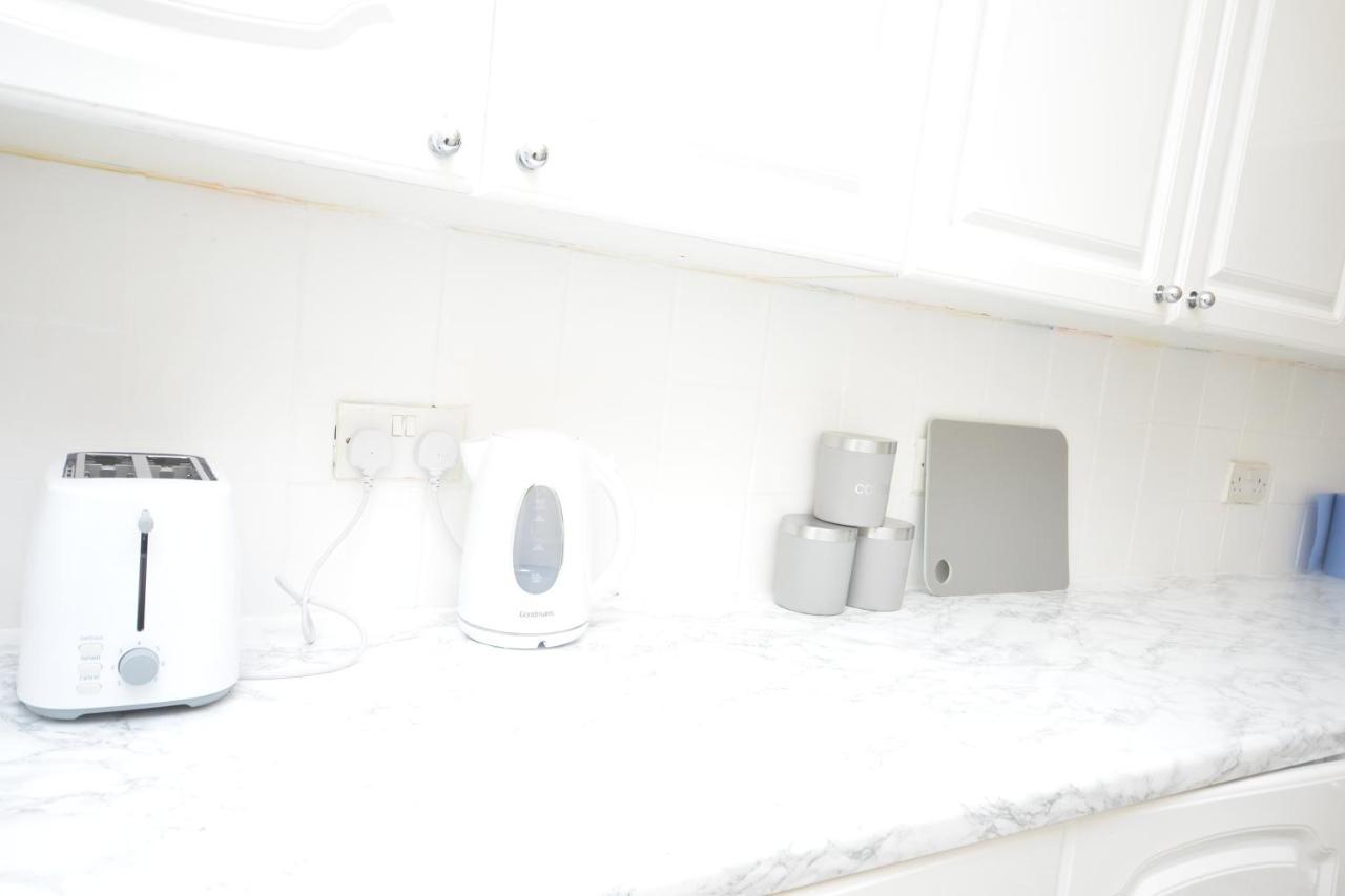 London Deluxe 3 Bedroom House With Parking Space Dagenham Eksteriør bilde