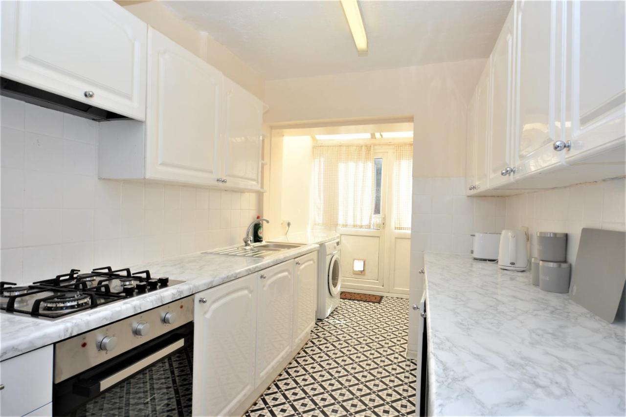 London Deluxe 3 Bedroom House With Parking Space Dagenham Eksteriør bilde