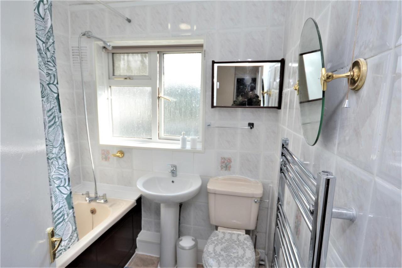 London Deluxe 3 Bedroom House With Parking Space Dagenham Eksteriør bilde