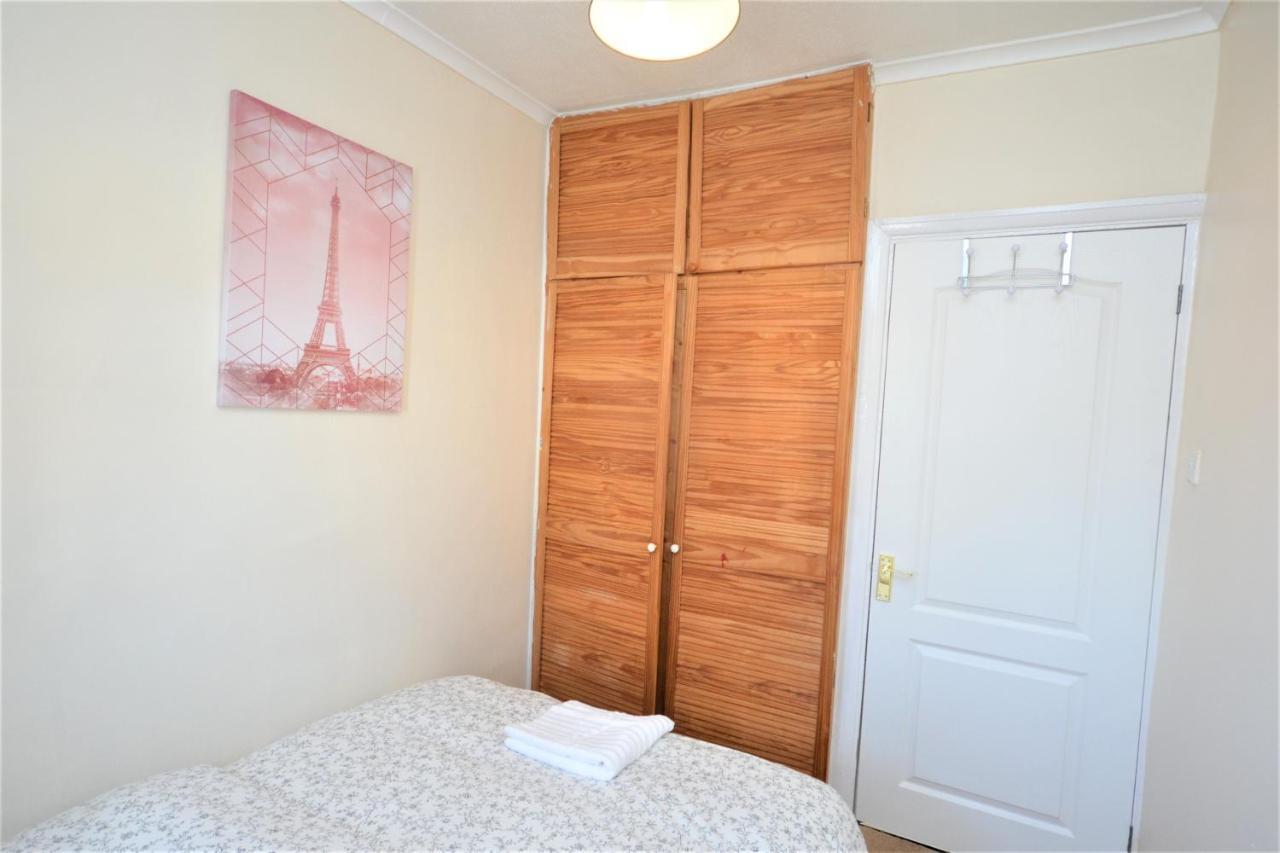 London Deluxe 3 Bedroom House With Parking Space Dagenham Eksteriør bilde