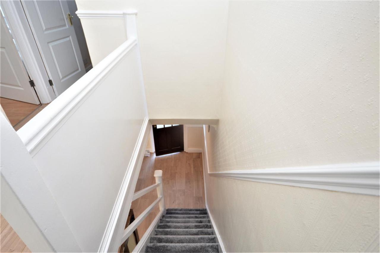 London Deluxe 3 Bedroom House With Parking Space Dagenham Eksteriør bilde