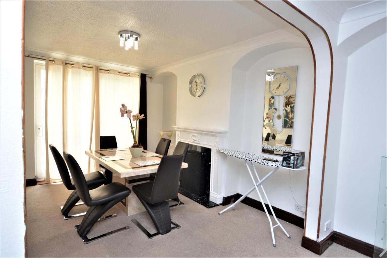 London Deluxe 3 Bedroom House With Parking Space Dagenham Eksteriør bilde