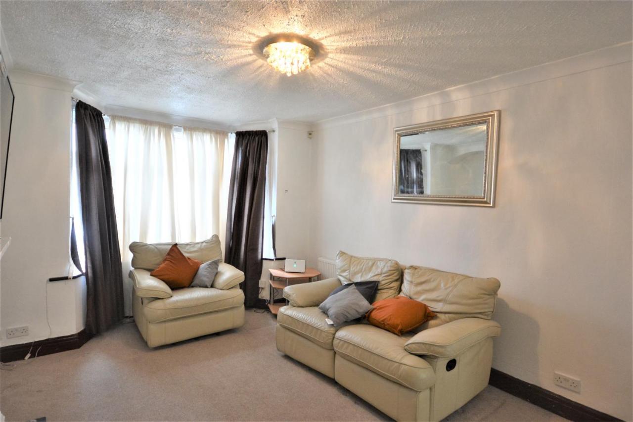 London Deluxe 3 Bedroom House With Parking Space Dagenham Eksteriør bilde