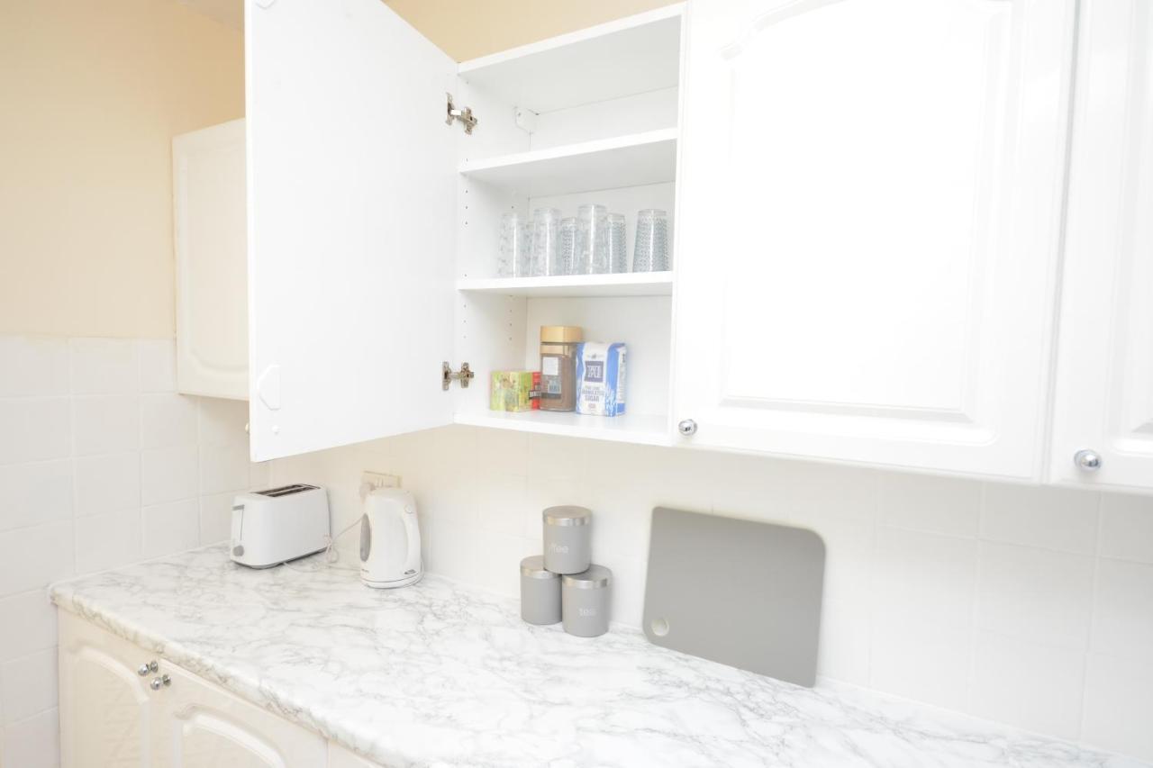 London Deluxe 3 Bedroom House With Parking Space Dagenham Eksteriør bilde